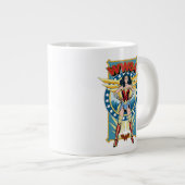 WW84 | Retro Comic Wonder Woman Charakter Abzeiche Jumbo-Tasse (Vorderseite Rechts)