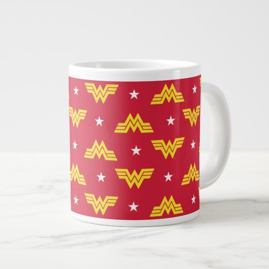 WW84 | Rotes Wunderwunder-Logo und Sternenmuster Jumbo-Tasse (Vorderseite Rechts)