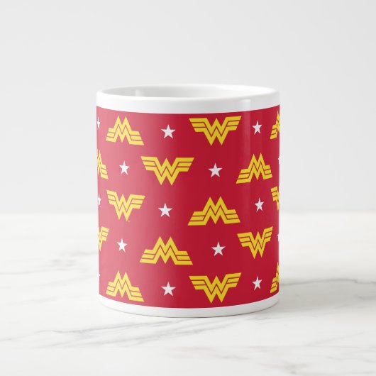 WW84 | Rotes Wunderwunder-Logo und Sternenmuster Jumbo-Tasse (Vorderseite)