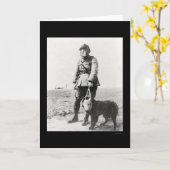 WWI Sergeant und seine Hundetragenden Gasmasken Karte (Gelbe Blume)