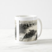 WWII B-24s über Ploiesti-Ölfeldern Kaffeetasse (VorderseiteRechts)