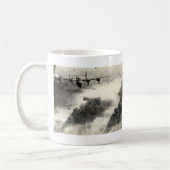 WWII B-24s über Ploiesti-Ölfeldern Kaffeetasse (Links)