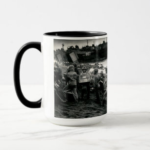 WWII Marinesoldaten laden Versorgungen auf Iwojima Tasse