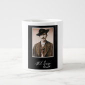 Wyatt Earp Constable in seinem Premierminister Jumbo-Tasse (Vorderseite)