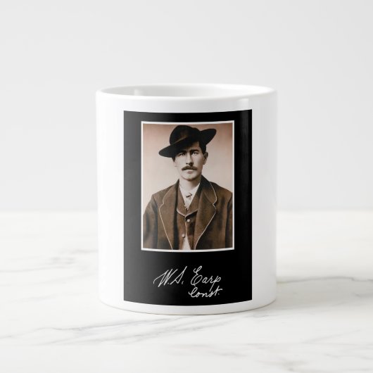 Wyatt Earp Constable in seinem Premierminister Jumbo-Tasse (Vorderseite)