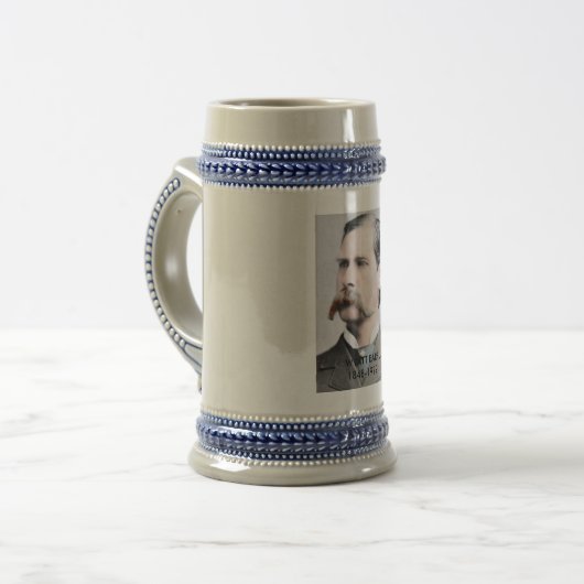 Wyatt Earp Gedenkbier Stein Bierglas (Vorderseite Links)