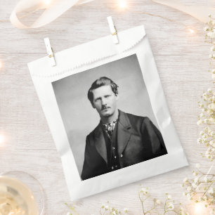 Wyatt Earp: Gesetzeshüter, Revolverheld, Saloonbes Geschenktütchen