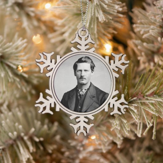 Wyatt Earp: Lawman, Gunfighter, Saloon Keeper Schneeflocken Zinn-Ornament (Baum)