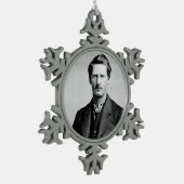 Wyatt Earp: Lawman, Gunfighter, Saloon Keeper Schneeflocken Zinn-Ornament (Links)