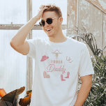 WYNONA Blush Pink Cowgirl Rodeo Daddy T-Shirt<br><div class="desc">Dieses t Shirt ist mit niedlicher Rosa-Cowgirl-Grafik und den Worten 'rodeo daddy' in einer süßen Rodeo-Schriftart-Kombination ausgestattet. Dieses Papa Shirt ist das ideale Geschenk für Ihren Lieblingsvater oder arbeitet als großartige Schwangerschaftsankündigung. Es funktioniert auch nahtlos mit der ersten rodeo-thematischen Wynona Collection.</div>