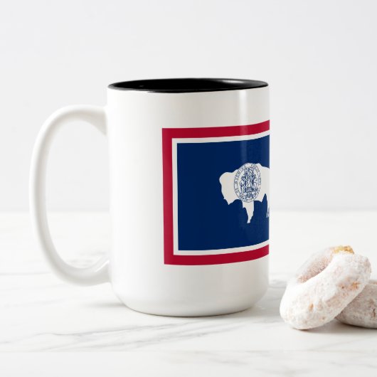 Wyoming-Flagge Zweifarbige Tasse (Mit Donut)