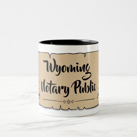 Wyoming Notary Public Scroll Feather Quill Zweifarbige Tasse (Mittel)
