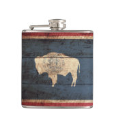 Wyoming-Staats-Flagge auf altem hölzernem Korn Flachmann (Vorderseite)