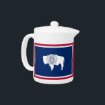 Wyoming State Flag Teapot<br><div class="desc">Fügen Sie Ihrer Teezeit eine Touch Wyoming Stolz hinzu, mit unserem exklusiven Teekessel mit der Flagge von Wyoming! Dieser Teekessel mit viel Liebe zum Detail ist mehr als nur ein funktioneller Gegenstand, er ist ein Feier des Wyoming-Erbes und des kulturellen Stolzes. Das elegante Design zeigt die ikonische Wyoming-Staatsflagge und macht...</div>