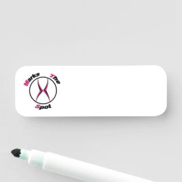 X markiert den Punkt Namensschild