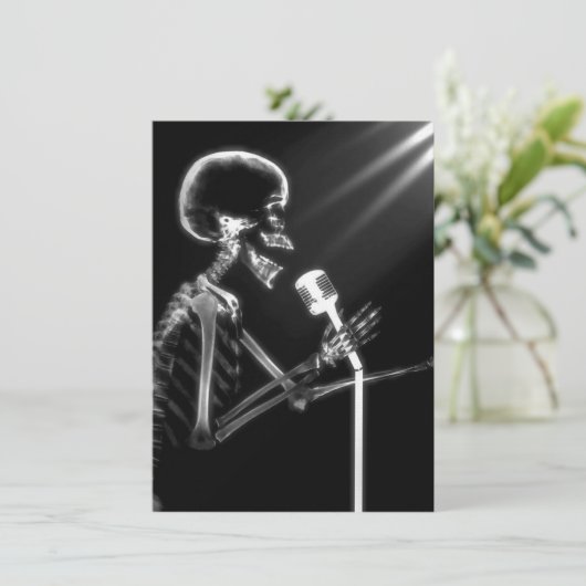 X-RAY VISION SKELETON SINGT AUF RETRO MIC - B&W EINLADUNG (Stehend Vorderseite)