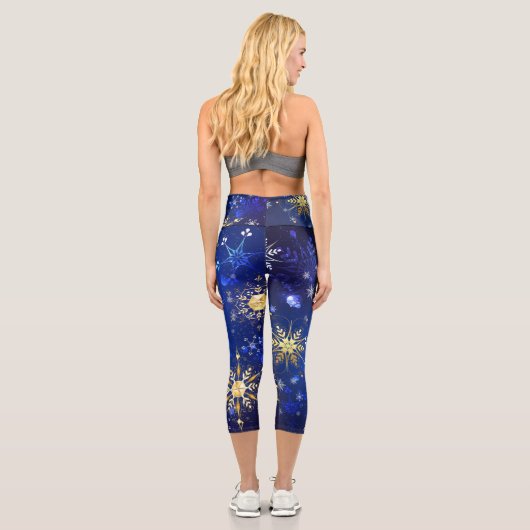 XMAS Blue Background mit goldenen Schneeflocken Capri Leggings (Rückseite)