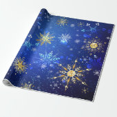 XMAS Blue Background mit goldenen Schneeflocken Geschenkpapier (Ungerollt)