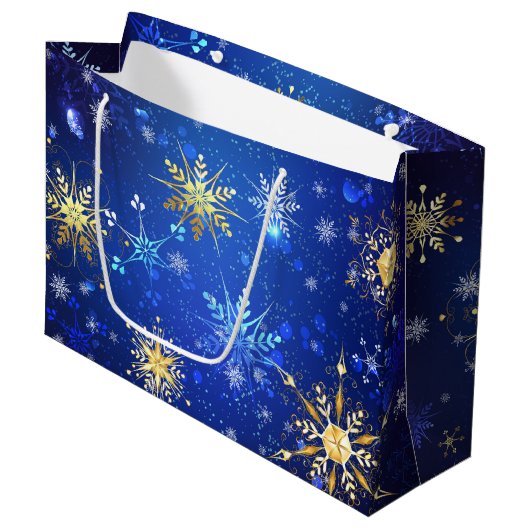 XMAS Blue Background mit goldenen Schneeflocken Große Geschenktüte (Vorderseite Schrägansicht)