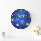 XMAS Blue Background mit goldenen Schneeflocken Große Wanduhr (Zuhause)