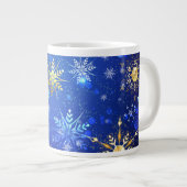XMAS Blue Background mit goldenen Schneeflocken Jumbo-Tasse (Vorderseite Rechts)