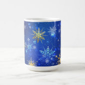 XMAS Blue Background mit goldenen Schneeflocken Kaffeetasse (Mittel)