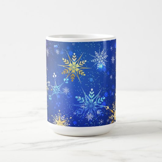 XMAS Blue Background mit goldenen Schneeflocken Kaffeetasse (Mittel)