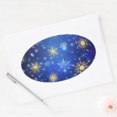 XMAS Blue Background mit goldenen Schneeflocken Ovaler Aufkleber (Umschlag)