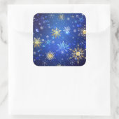 XMAS Blue Background mit goldenen Schneeflocken Quadratischer Aufkleber (Tasche)
