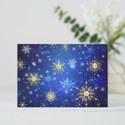 XMAS Blue Background mit goldenen Schneeflocken RSVP Karte (Stehend Vorderseite)