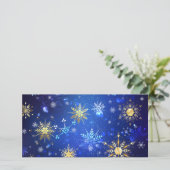 XMAS Blue Background mit goldenen Schneeflocken Save The Date (Stehend Vorderseite)