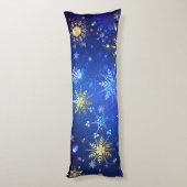 XMAS Blue Background mit goldenen Schneeflocken Seitenschläferkissen (Rückseite (Vertikal))