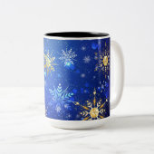 XMAS Blue Background mit goldenen Schneeflocken Zweifarbige Tasse (VorderseiteRechts)