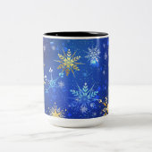XMAS Blue Background mit goldenen Schneeflocken Zweifarbige Tasse (Mittel)