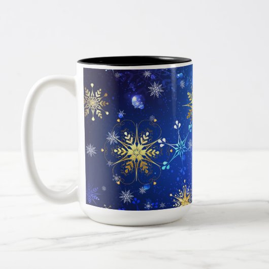 XMAS Blue Background mit goldenen Schneeflocken Zweifarbige Tasse (Links)