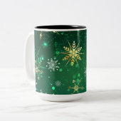 Xmas Golden Snowflakes on Green Background Zweifarbige Tasse (Vorderseite Links)