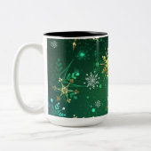 Xmas Golden Snowflakes on Green Background Zweifarbige Tasse (Links)