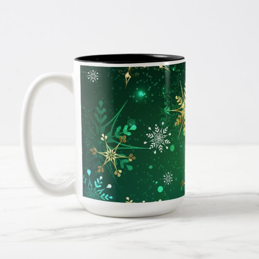 Xmas Golden Snowflakes on Green Background Zweifarbige Tasse (Links)