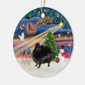 Xmas Magic - Pomeranian (schwarzer Stand) Keramik Ornament (Links)