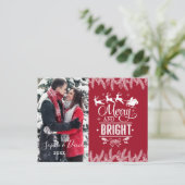 Xmas Merry and Bright Script Gold Pine Foto Einladungspostkarte (Stehend Vorderseite)