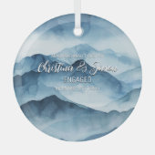 Xmas Mountain Winter Wanderung Paar Verlobung Blau Ornament Aus Glas (Vorderseite)