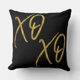 XO XO umarmt und küsst Kissen