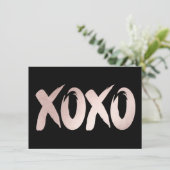XOXO Blush Pink | Chic Brushstroke Valentinstag Einladung (Stehend Vorderseite)