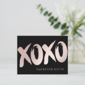 XOXO Blush Pink | Handbuchstaben Pinselstrich Postkarte (Stehend Vorderseite)