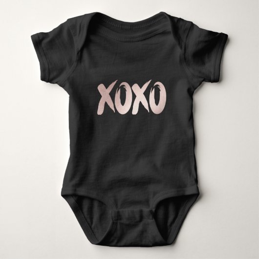 XOXO Blush Pink | Handgeschriebenes Pinselskript Baby Strampler (Vorderseite)