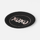 XOXO Blush Pink | Handgeschriebenes Pinselskript Pappteller (Schrägansicht)