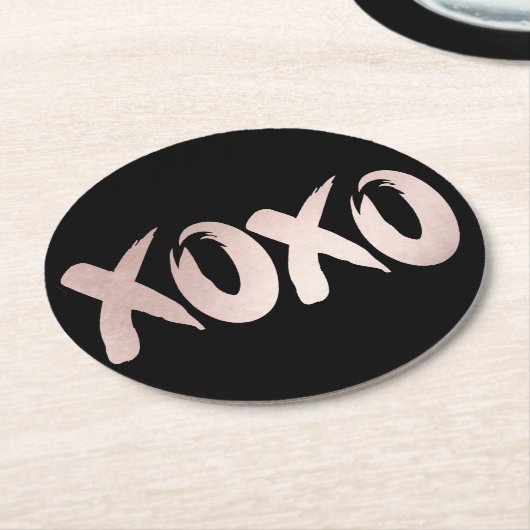 XOXO Blush Pink | Handgeschriebenes Pinselskript Runder Pappuntersetzer (Angewinkelt)