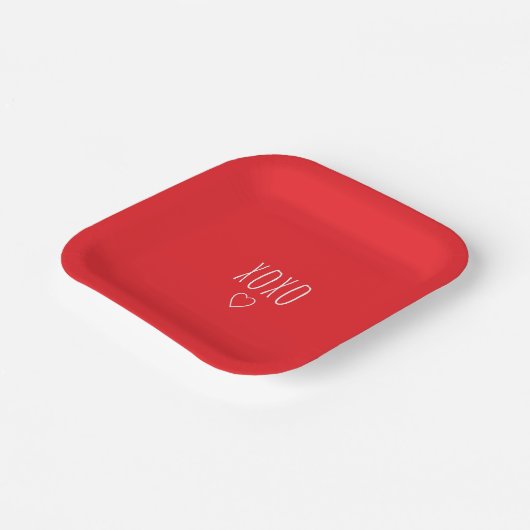 'XOXO' Bold Romantic Red White Valentine's Day Pappteller (Gewinkelt)