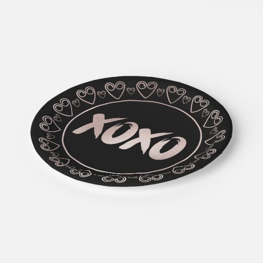 XOXO Herz rot pink | Handgebuchstabe Pinselstrich Pappteller (Schrägansicht)