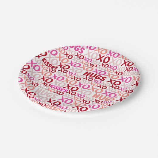 XOXO Hugs and Kisses Pink and Red Galentine Party Pappteller (Schrägansicht)